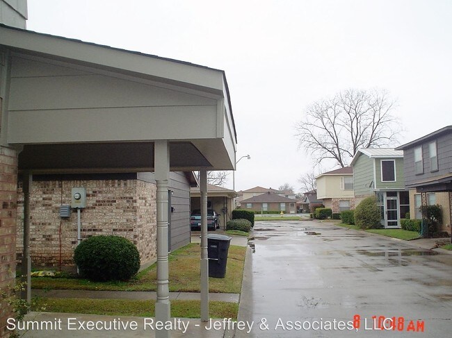 Building Photo - 112 Carriage Square Cir