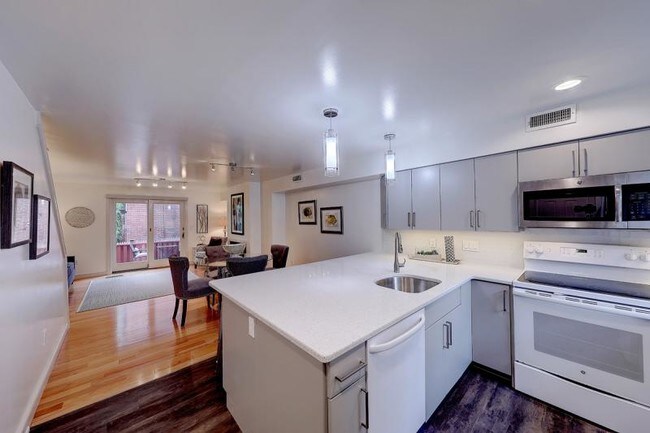 Foto del edificio - Excellent Wayland Square location!