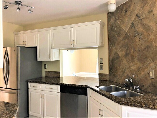 Building Photo - 6621 Pond Apple Rd