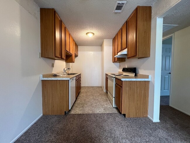 Building Photo - 928