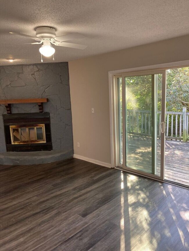 Building Photo - HURRY! Large 3 bd/1.5 ba KCMO - $1100