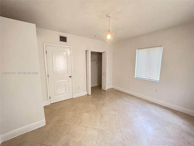 Building Photo - 2880 Pine Tree Dr