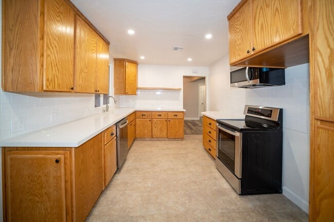 Building Photo - Adorable Duplex Unit with Attached Garage