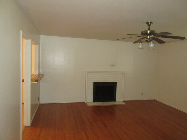 Foto del edificio - Comfortable Foothill Farms Home near schools, parks, theater and Hwy 80.
