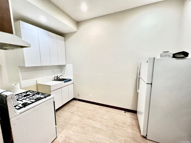 Foto del edificio - 38-33 Woodside Ave