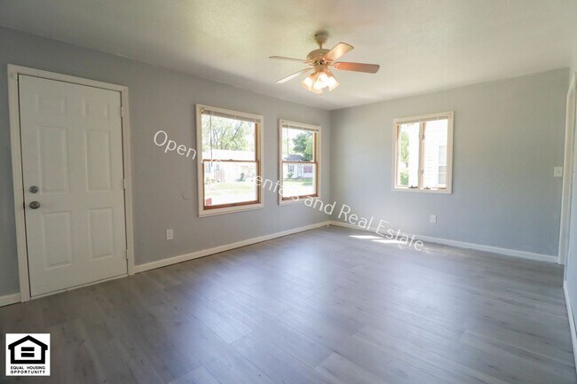 Building Photo - Now available 2 bedroom house!