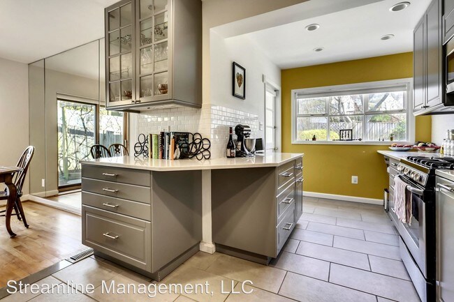 Building Photo - 3 br, 2 bath House - 1513 Woodman Ave