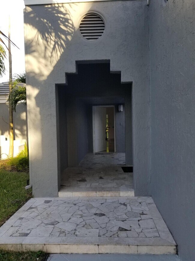 Building Photo - 332 NW 47th Ave