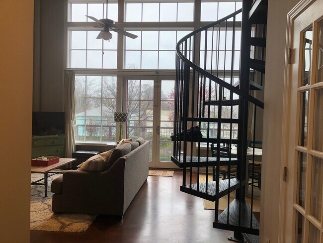 Una escalera de caracol conduce al altillo. - 572 Edgewood Ave NE