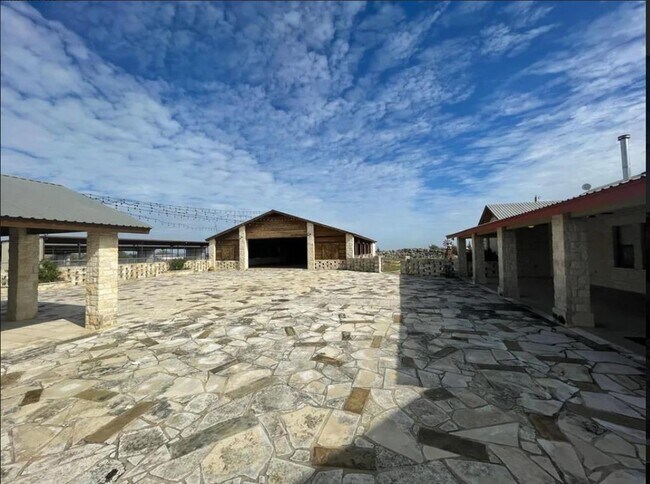 Foto del edificio - 707 County Rd 105 Spur