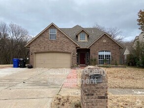Building Photo - 1009 N Willow Ave