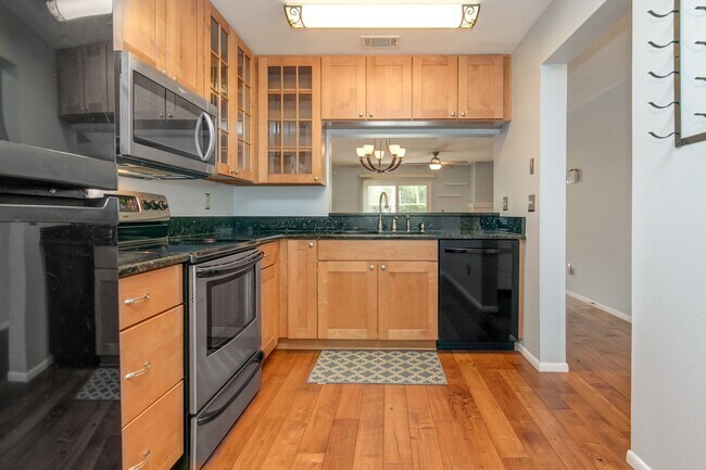Building Photo - Cozy Move-in ready 2 Bed / 2.5 Bath Townho...
