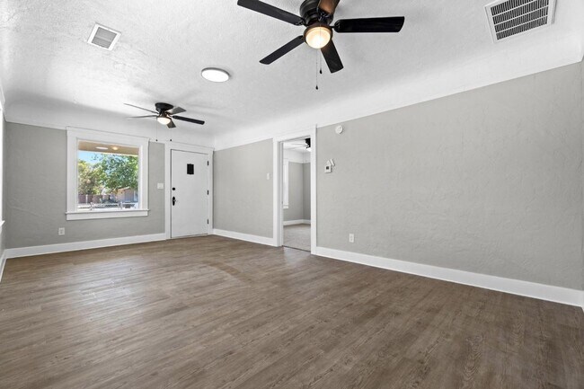 Building Photo - 3 br, 1 bath House - 3825 E Mono St