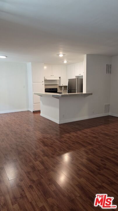 Foto del edificio - 350 S Hobart Blvd