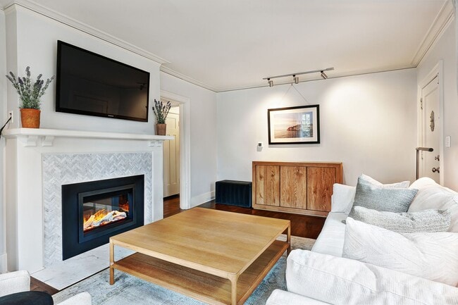 Building Photo - Ravenna Home