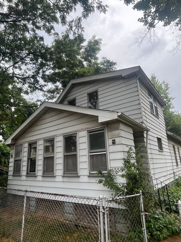 Primary Photo - Section 8 Accepted! Spacious Newly Renovat...
