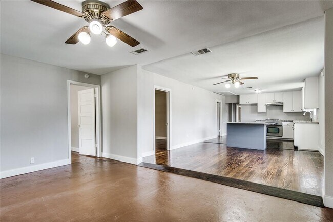 Foto del edificio - 731 N Lancaster Ave