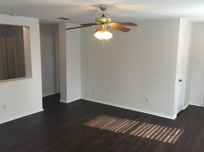 Building Photo - 902 Pryor Dr