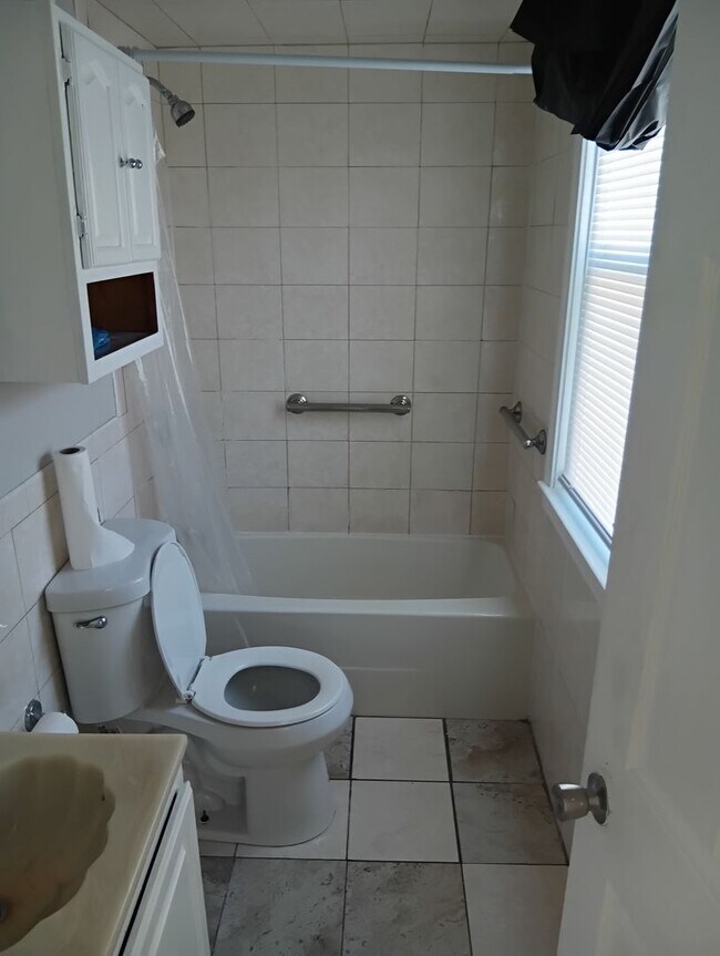 Foto del edificio - **Cranston Three Bed Single Family - $2,495**