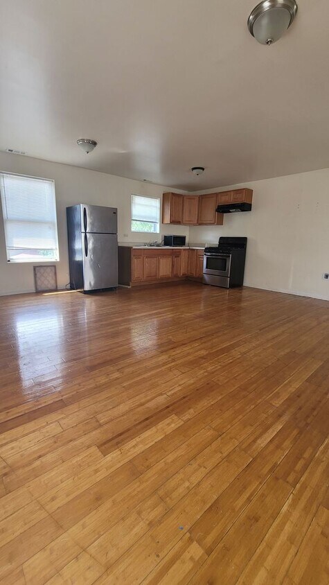 Foto principal - 6669 S Michigan Ave