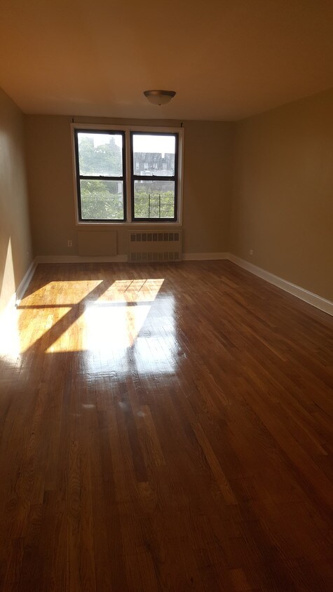 Foto principal - 2107 Bedford Ave