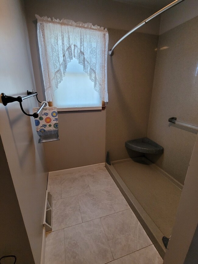 BATHROOM - 1011 NE-35