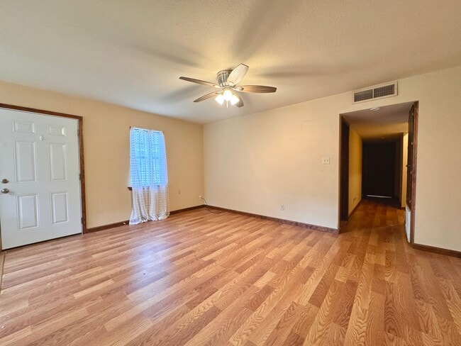 Foto del edificio - Modern & Spacious • Newly Remodeled • 2 Be...