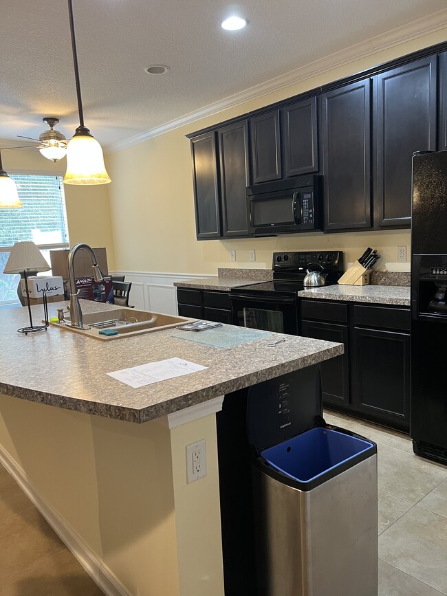 Kitchen dining area - 486 Walnut Dr