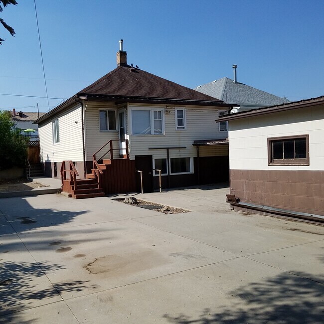Paved back yard with lots of parking - 736 Rugby St