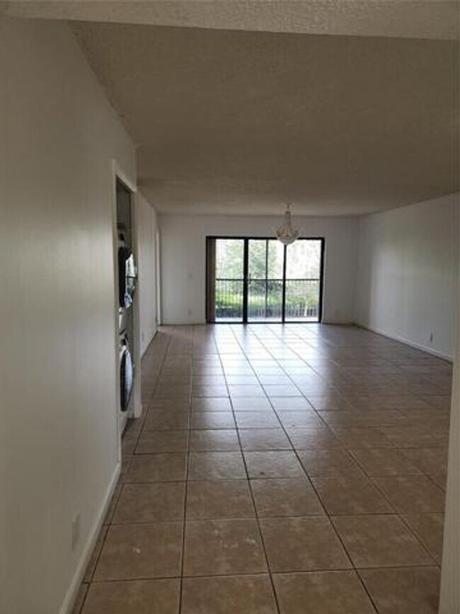 Foto del edificio - 390 Racquet Club Rd