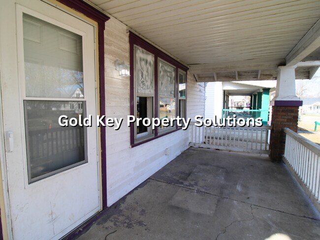 Building Photo - Large 2 BR 1 BA House with Covered Front P...