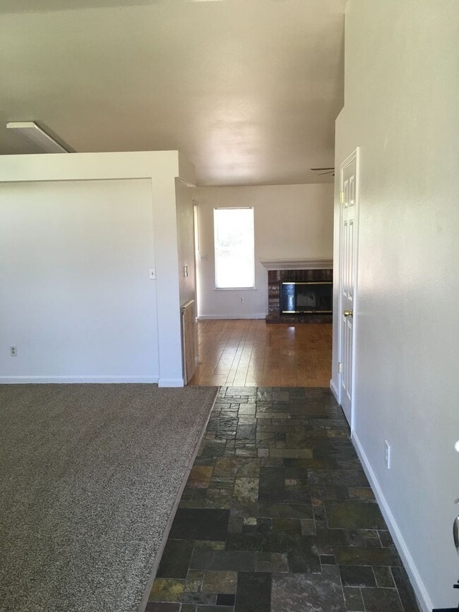 Building Photo - South-West Redding Home