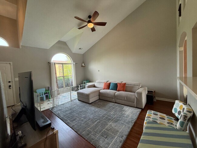 Foto del edificio - Experience Bright Living in This Stunning ...