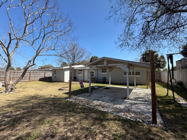 Foto del edificio - Great Location-3 Bedroom Daytona Beach Home w/Large AMAZING Backyard!