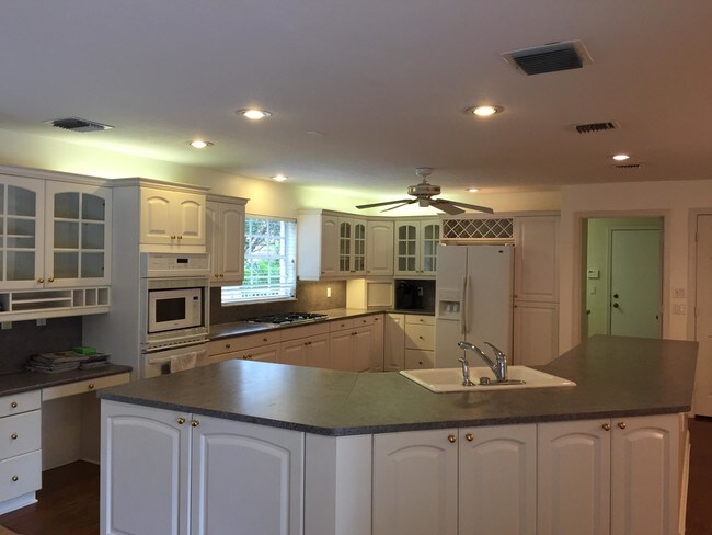 Building Photo - 2740 Hampton Cir E