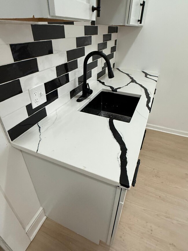 Foto del edificio - 1447 W 101st St