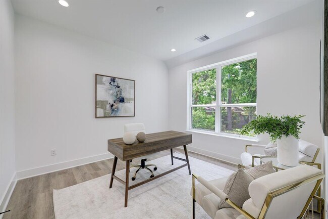 Foto del edificio - 2806 Versailles Dr