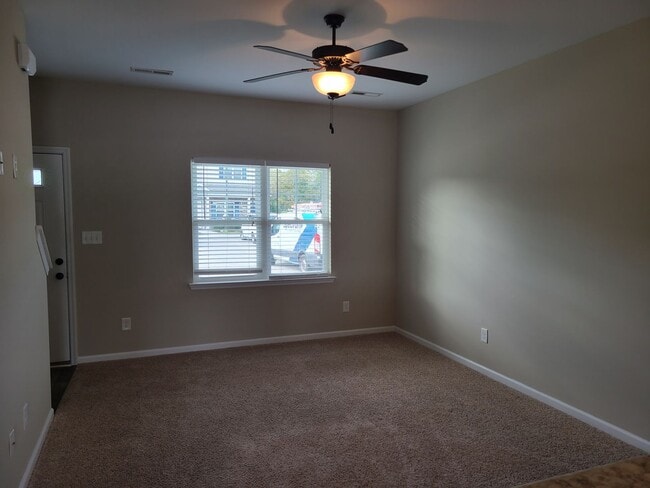Building Photo - 2 Bedroom, 2.5 Bath Townhouse located in S...