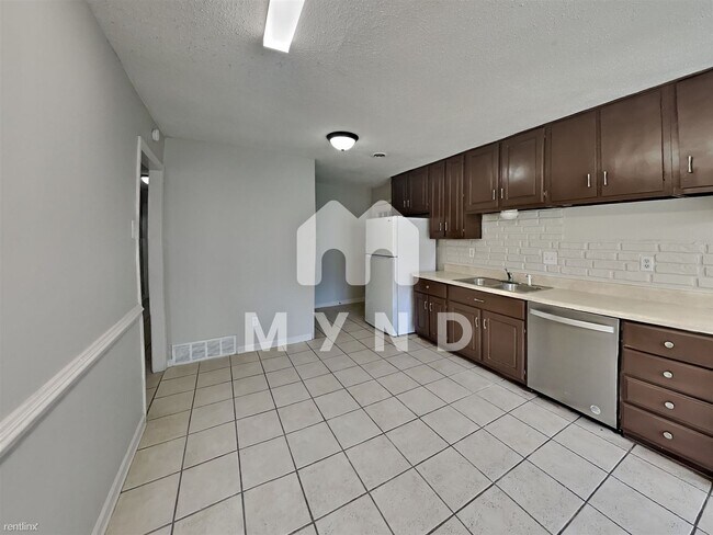 Building Photo - 3 br, 1.5 bath House - 2830 Meadowbrook Dr