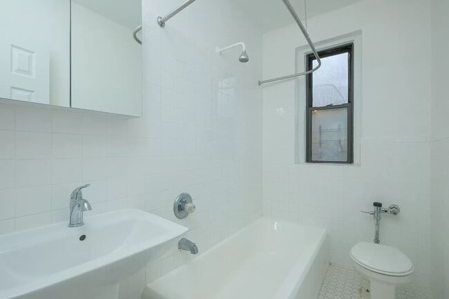 Building Photo - Charming 1-Bedroom Sponsor Unit in Kingsbr...