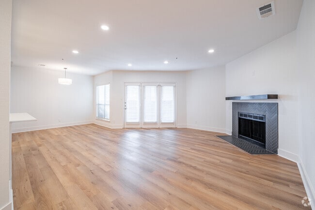 2BR, 2BA - 1,300SF - Living Room - Parke at UP