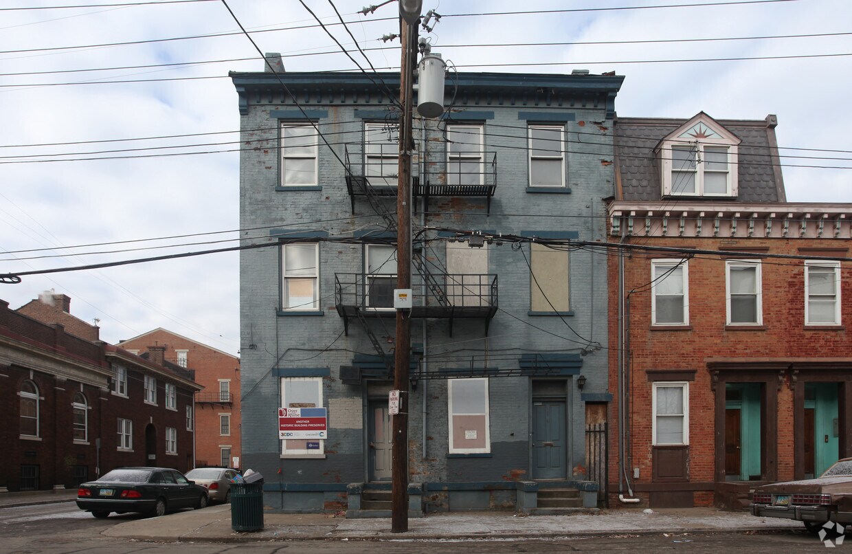 Building Photo - 1421 Elm St