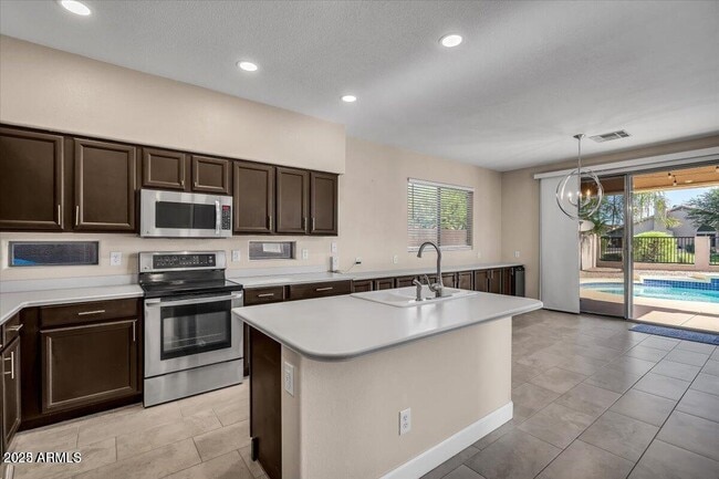 Building Photo - 902 W Azalea Pl