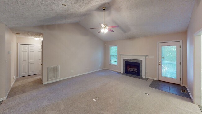 Building Photo - Spacious 3 Bedroom Ranch w/ Bonus Room cen...