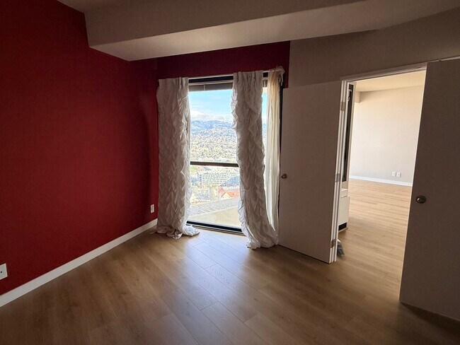 Foto del edificio - 6363 Christie Ave