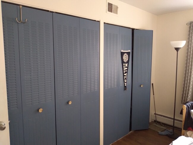 2 Large closets - 510 W Fullerton Pkwy