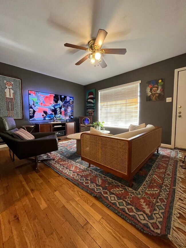 Building Photo - JUST BEAUTIFUL HOME IN DESIRABLE CENTRAL L...