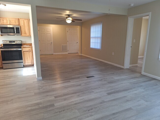 Sala de estar/Comedor - 547 Ronceverte Ave