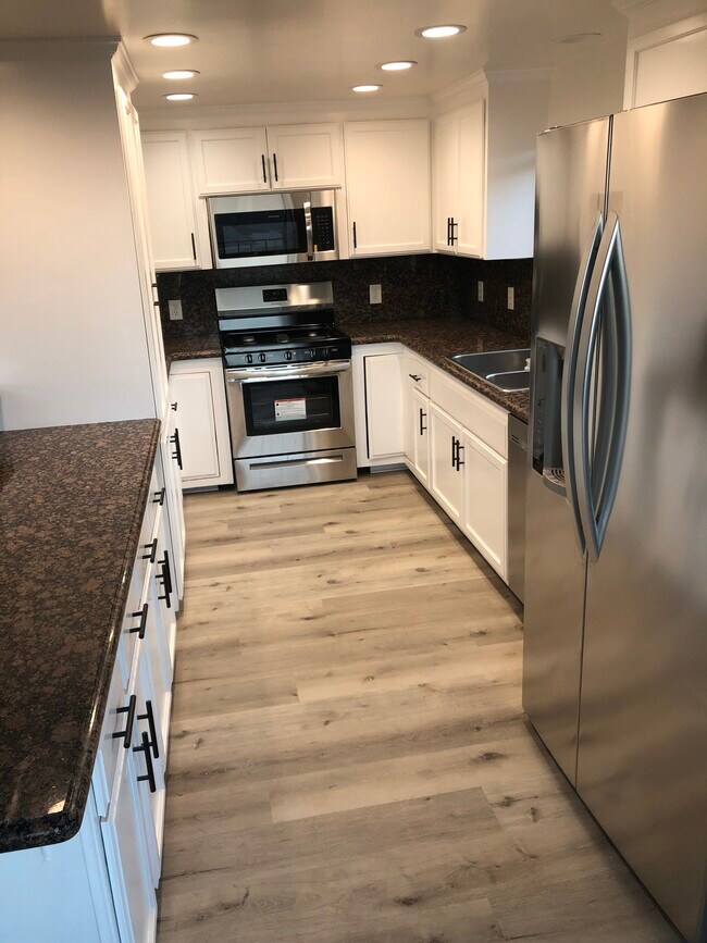 Beautiful Kitchen - 4202 Mesa St