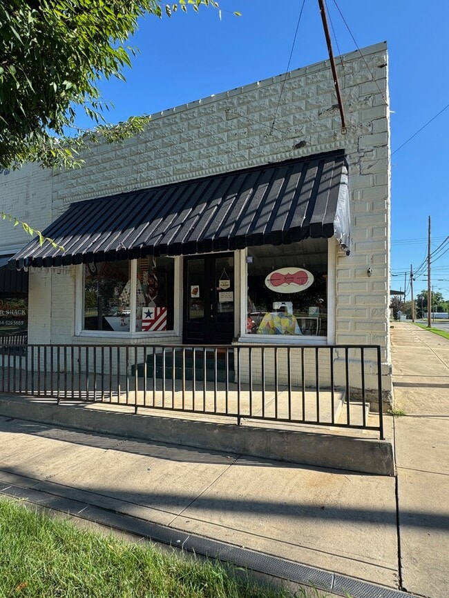 Building Photo - 102 W Virginia Ave